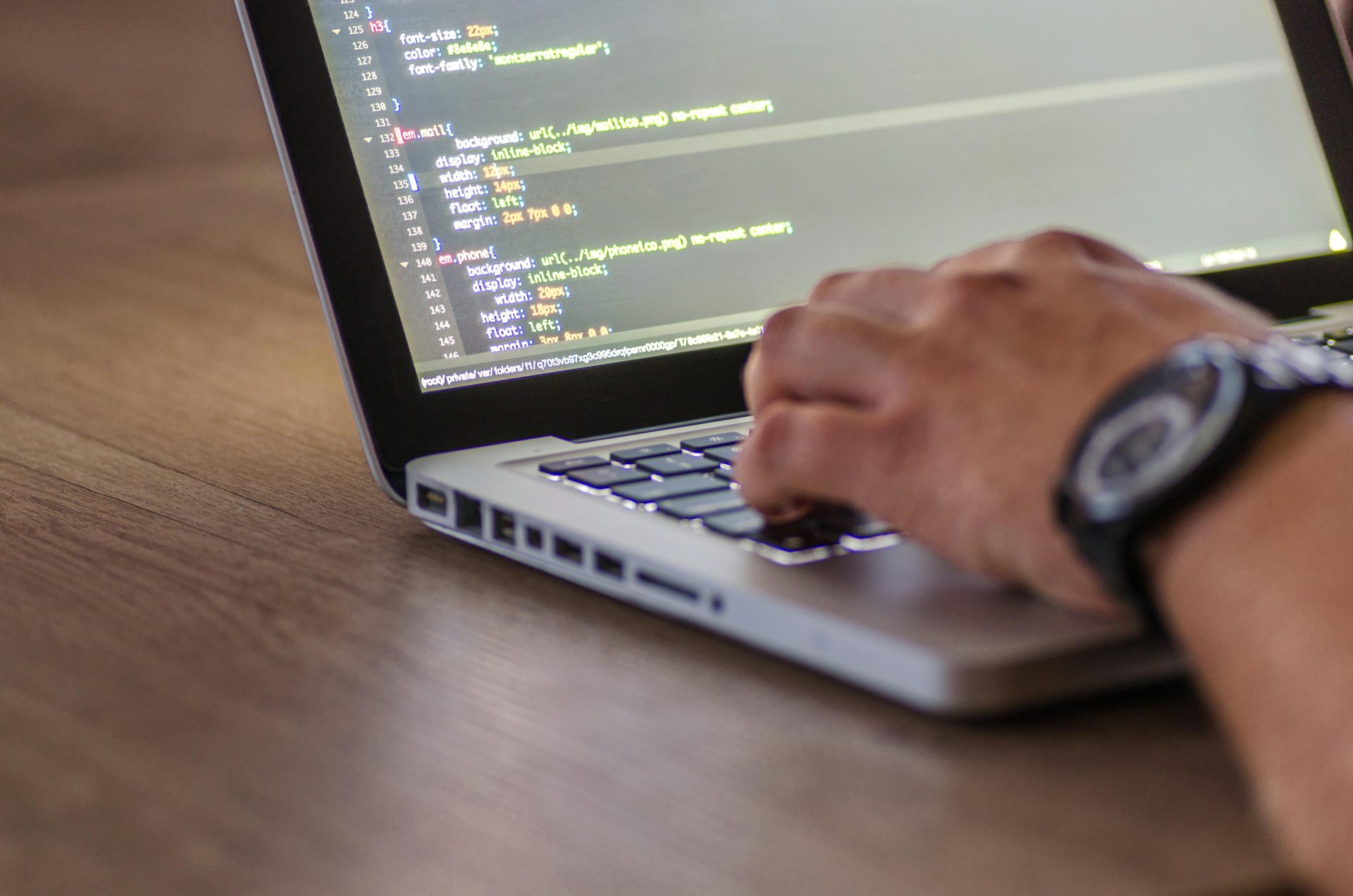 Persona programando en un portátil