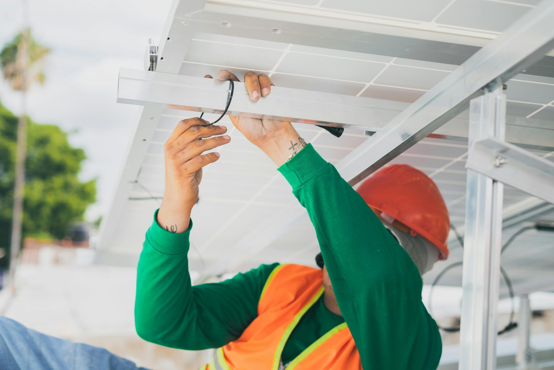 Técnico instalando panel solar