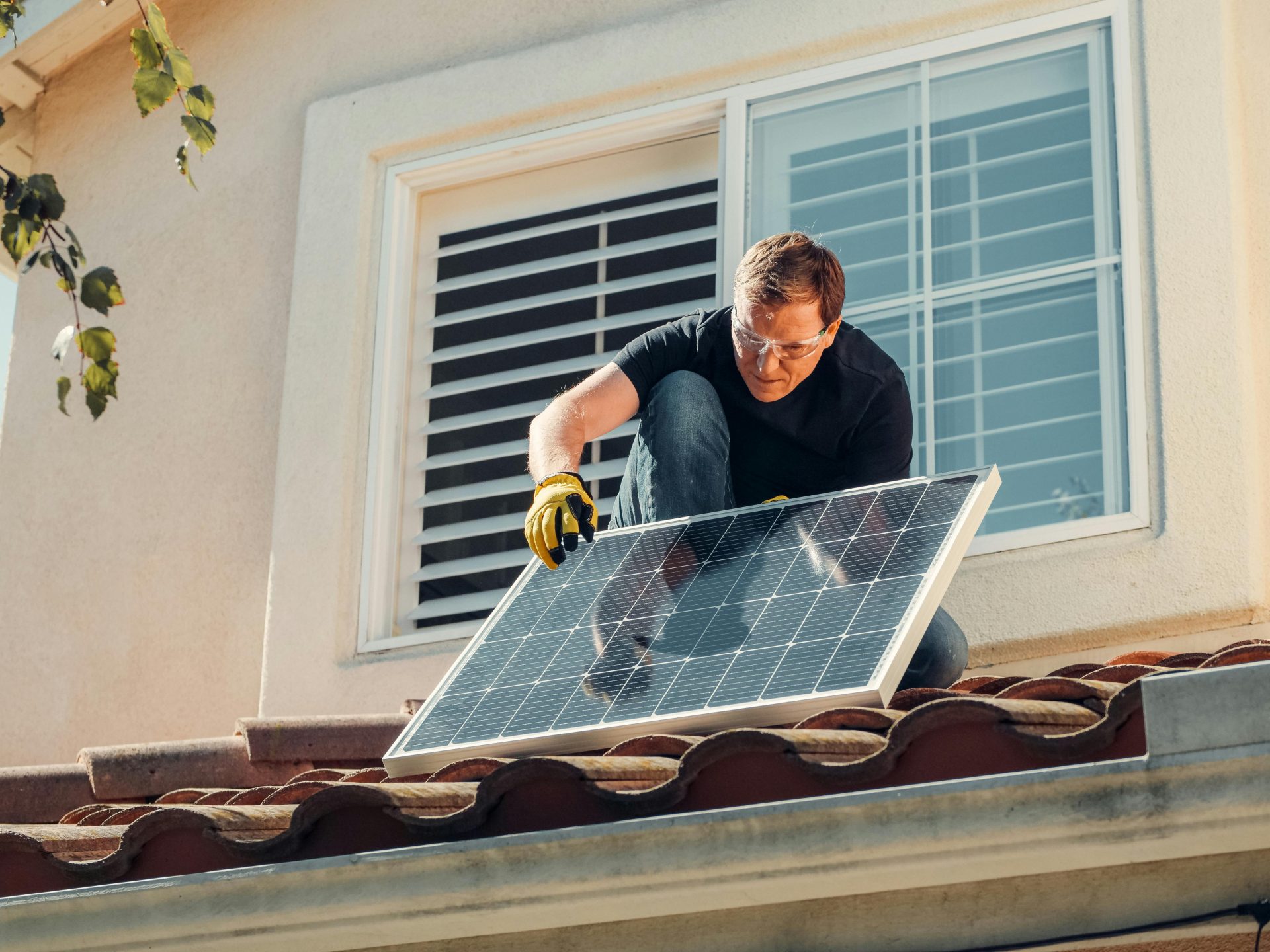 Técnico instalando paneles solares en un tejado
