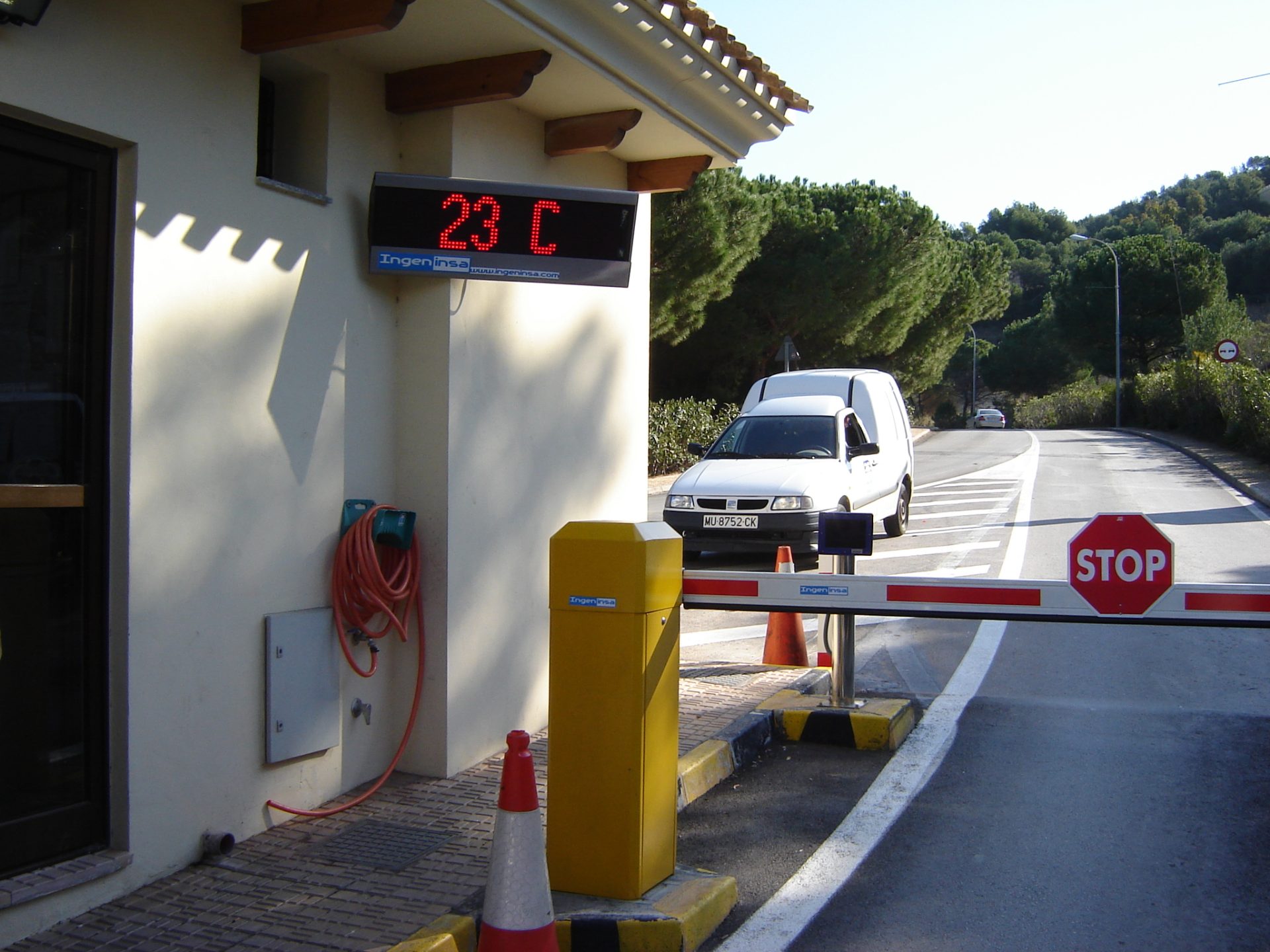 Barrera para coches y cartel de temperatura