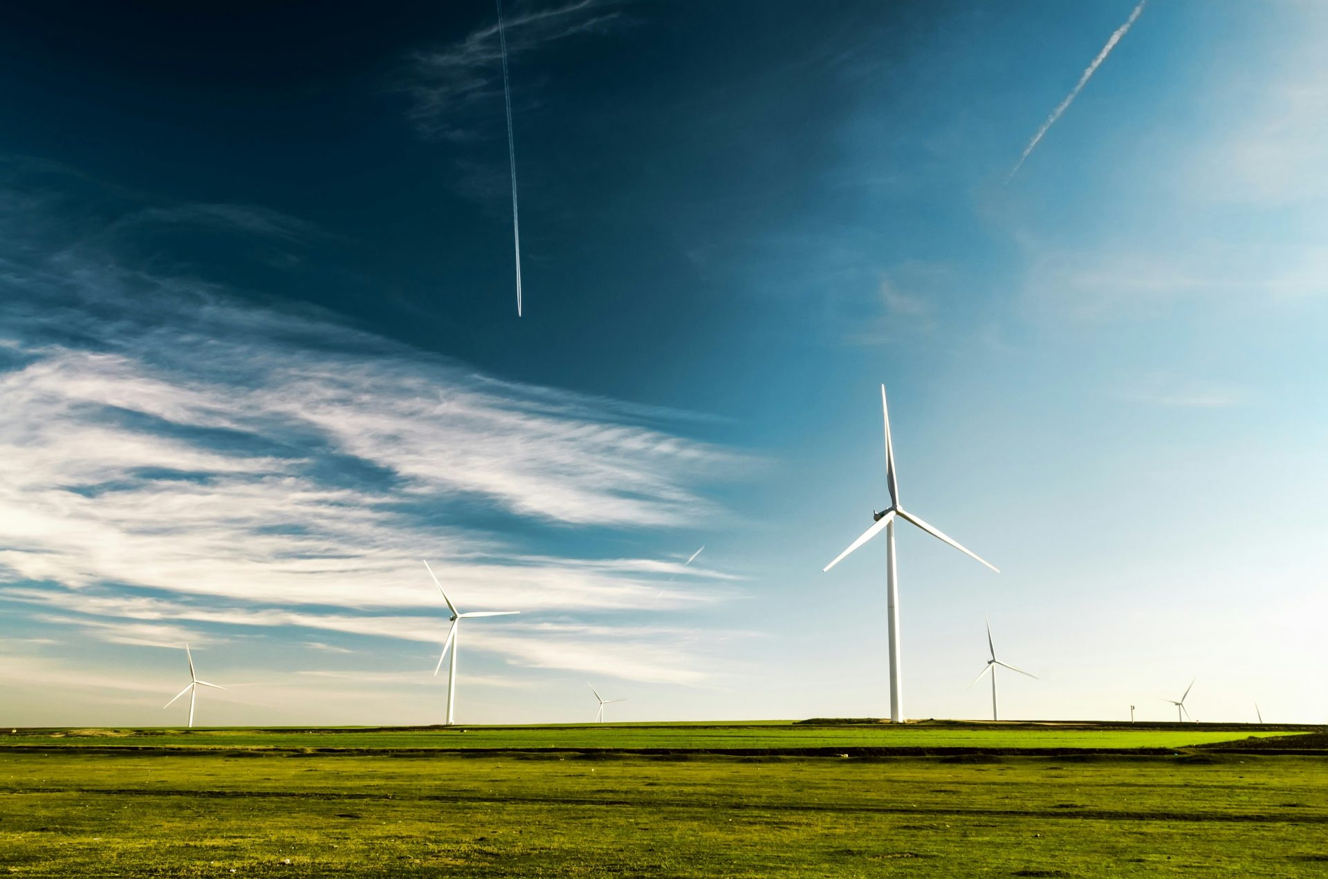 Turbinas de viento en un prado verde